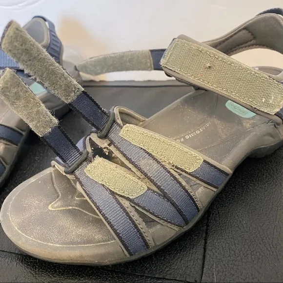 Teva hiking sandals size 6