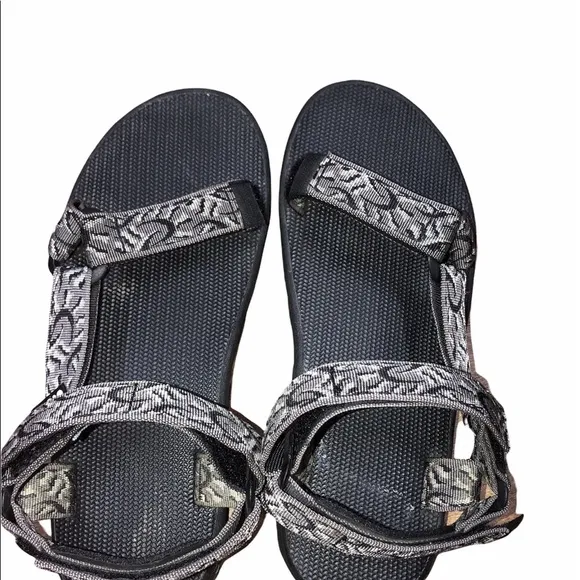 Teva size 8 men’s black hiking sandals