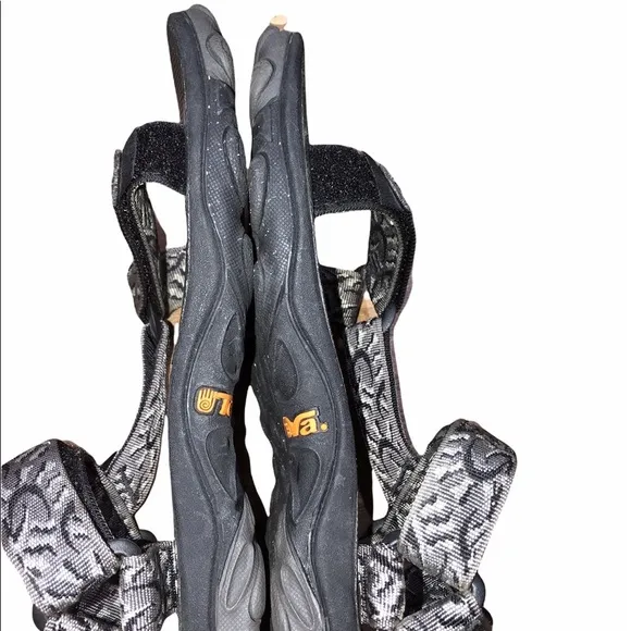 Teva size 8 men’s black hiking sandals