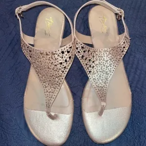 Thalia Sodi Rose Gold/Pink Flat dressy sandals, size 10
