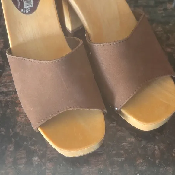 The Leather Collection Vintage Slip-On Leather Clog/Open Toe Sandal Size 6 (37)