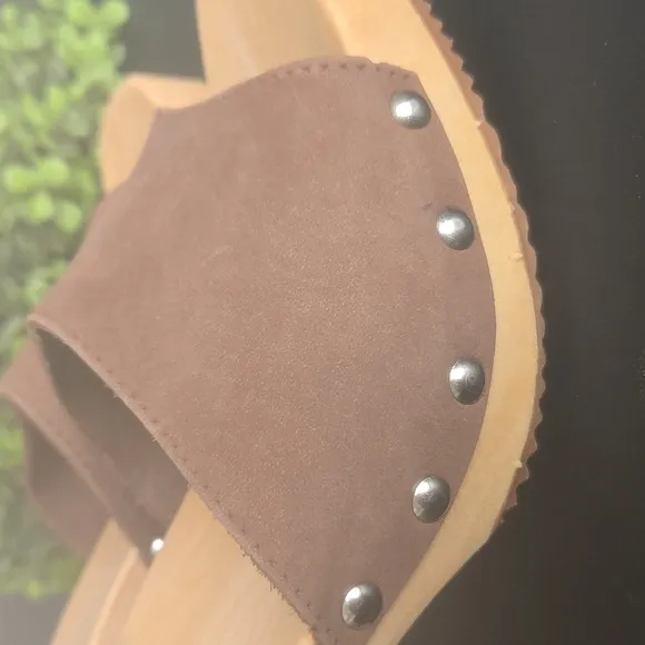 The Leather Collection Vintage Slip-On Leather Clog/Open Toe Sandal Size 6 (37)