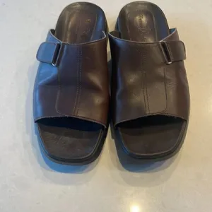 Tommy Bahama men’s Baja beach leather sandals size 11 excellent shape brown.