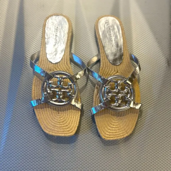Tory Burch BRAND NEW Silver Patent Espadrille Sandals with Iconic Medallion