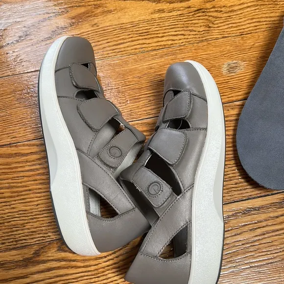 Traq by Algeria Dove gray walking sandals.  Leather uppers, Size 38 (US 8.5).