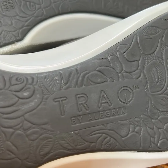 Traq by Algeria Dove gray walking sandals.  Leather uppers, Size 38 (US 8.5).