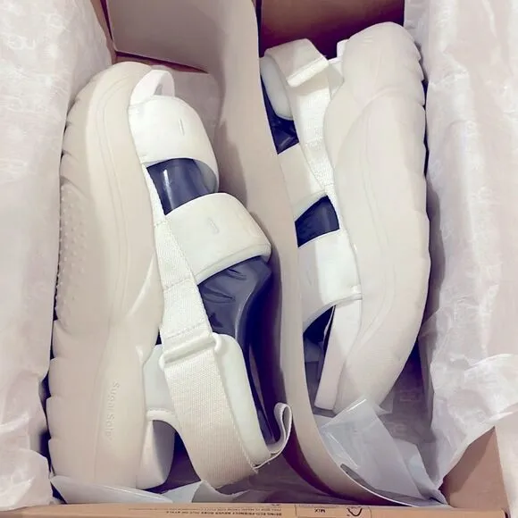 UGG LA CLOUD SPORTS SANDALS.  NEW IN BOX