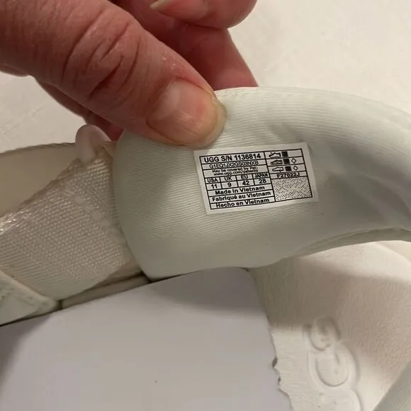 UGG LA CLOUD SPORTS SANDALS.  NEW IN BOX