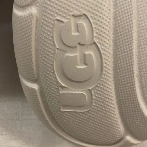 UGG LA CLOUD SPORTS SANDALS.  NEW IN BOX