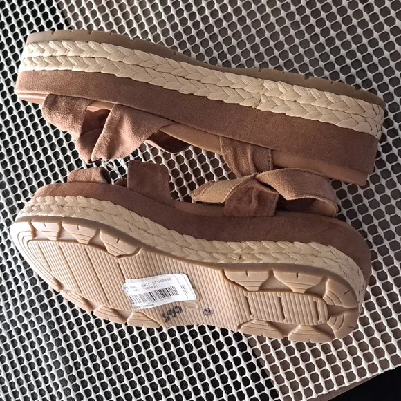 UGG Neusch Platform Sandals