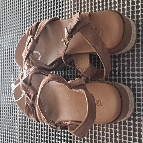 UGG Neusch Platform Sandals