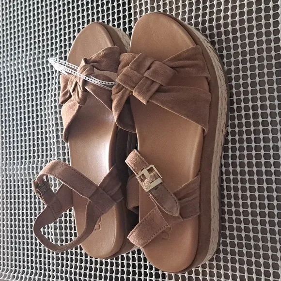 UGG Neusch Platform Sandals