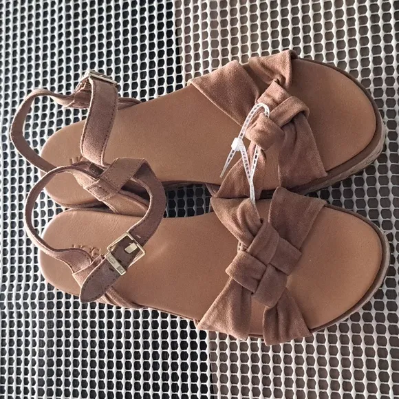 UGG Neusch Platform Sandals