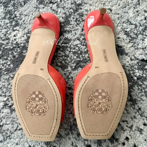 VINCE CAMUTO Leather Sandals