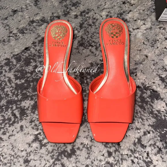 VINCE CAMUTO Leather Sandals
