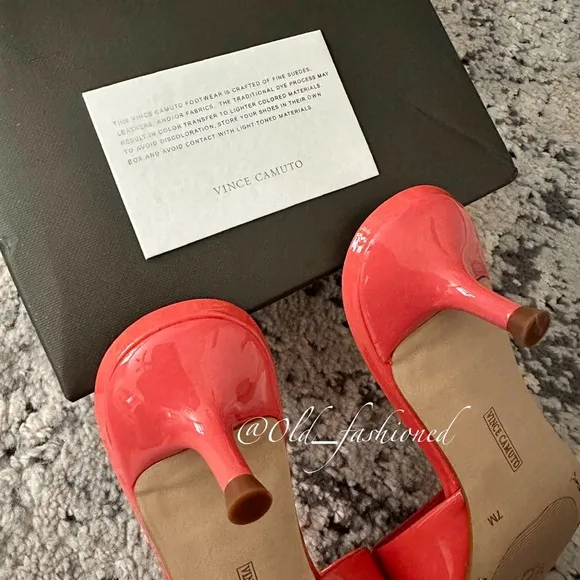 VINCE CAMUTO Leather Sandals