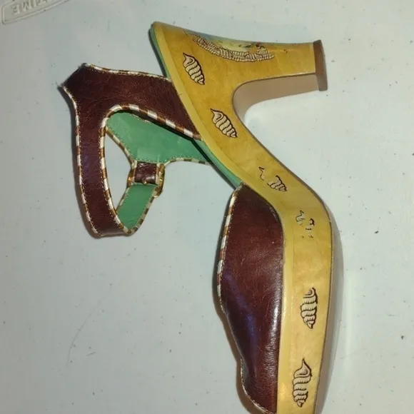 VINTAGE Anthropologie Miss Fire wooden sandals Eiffel Tower Paris seashells