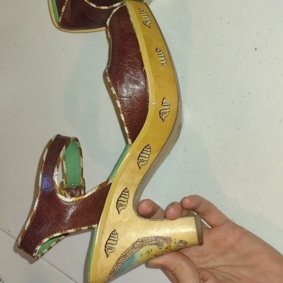 VINTAGE Anthropologie Miss Fire wooden sandals Eiffel Tower Paris seashells