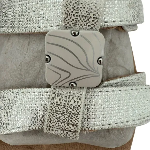 Vionic Women's Silver Adjustable Back Strap Walking Sandals Size 8 NEW