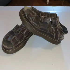 VTG- 90’s-Dr.Martens-10-Brown-leather, fisherman sandals, Velcro, 8585 doc’s.