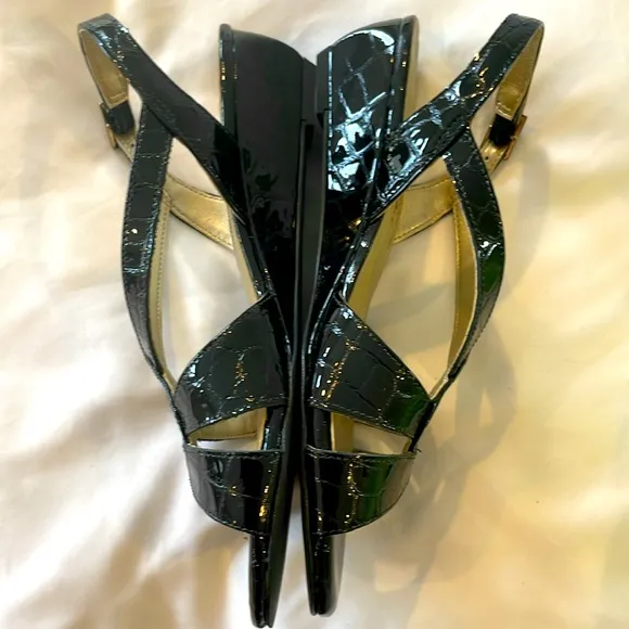 Walking Cradles Black Strappy Sandals. NEW
