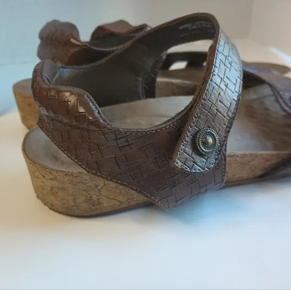 Walking Cradles Womens Sandals Size 12 Slingback Brown Croc Leather Cushioned