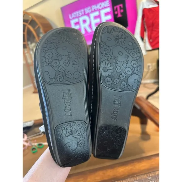Women’s Alegria Snake Print Sandals. Size 10