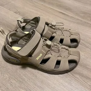 Womens TEVA Shoc Pad Sandals Size 7
