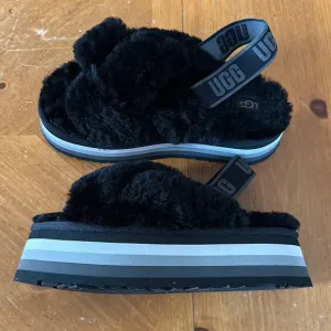 Women’s UGG Disco Knot Platform Fashion Sandals Lamb Fur Black Size 8 NEW